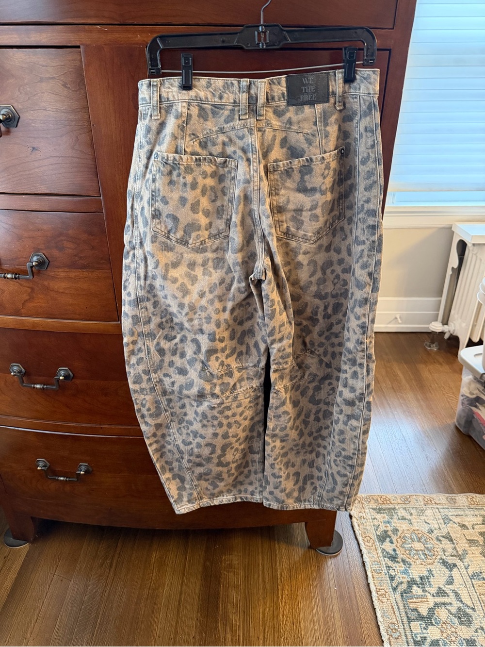 We The Free Leopard-Print barrel jeans in Tan and Gray. Size 26 - Picture 9 of 10